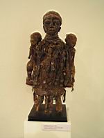 Sculpture vodou Fon, Benin (bois, tissu, chaines, pigments, cauris, perles, coquillages, mat. sacrificielles)